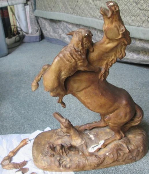 Cheval avec patte brisée