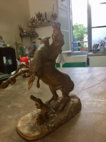 Cheval avec patte reconstituée